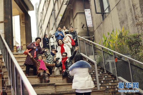 卡尔汗盐湖风景名胜区的年游客数量已超过100万人次。截图3