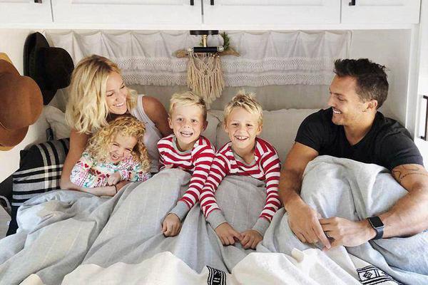 “抗战电影历史展览”走进澳门社区截图1