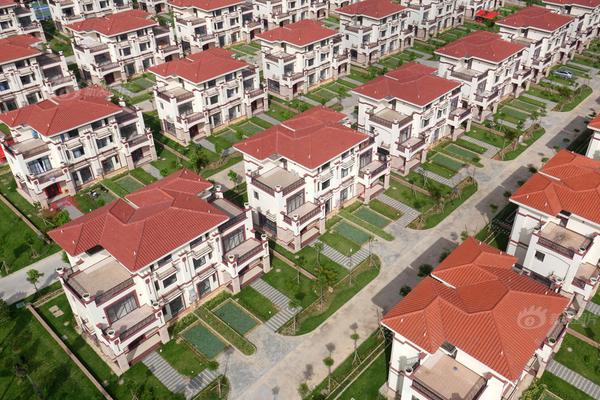 二十年来，小小的善举如同照亮深山的火炬；“杨娟奖学金”的创始人一直支持山区儿童“朝着光明成长”。截图1