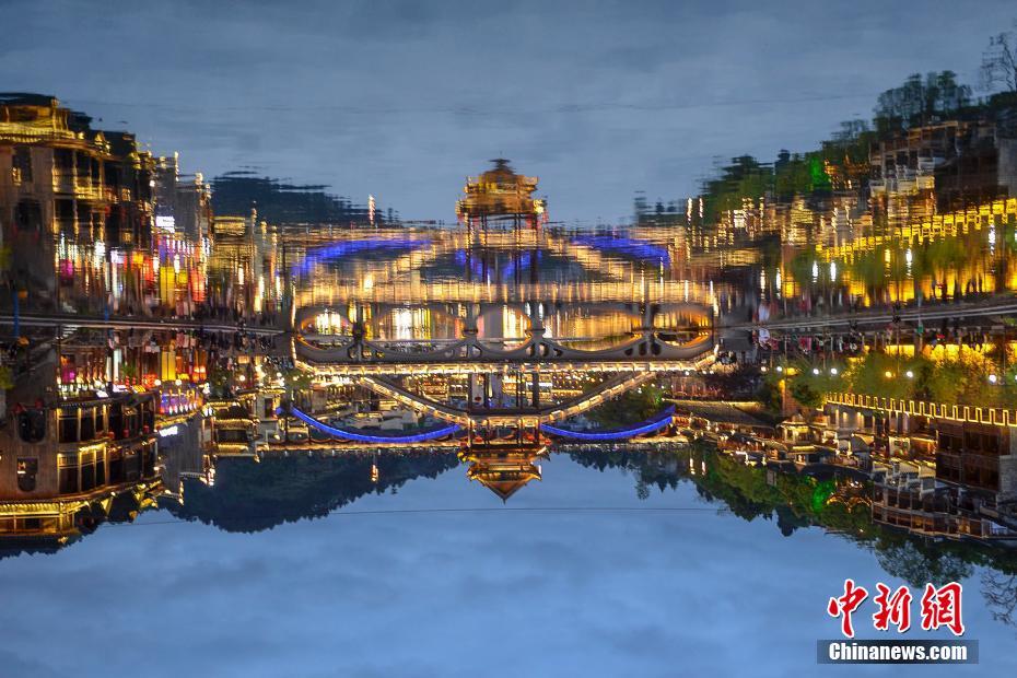 第‘四’范式今年前三季度总收入同比增长36.8%至44.02亿元，首次实现单季度盈利